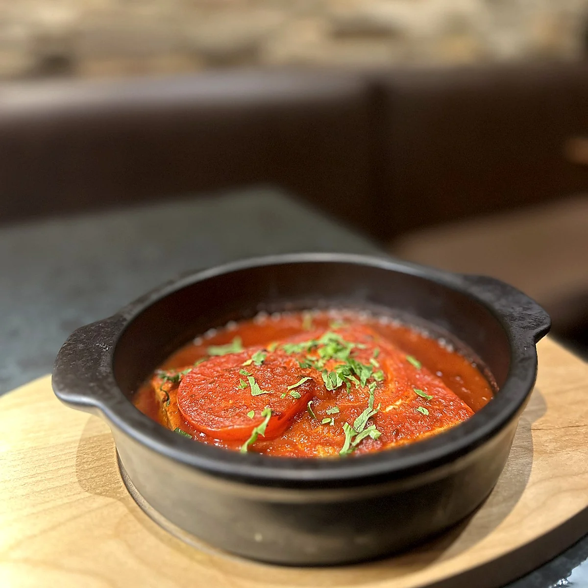Fetakäse in Tomatensauce überbacken Irodion Rheinfelden